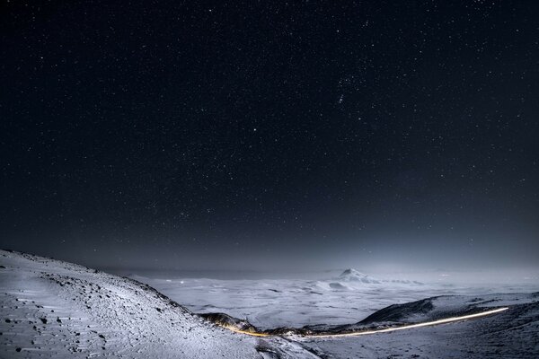 Paisagem lunar neve e estrelas