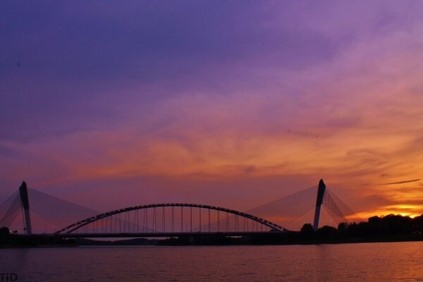 Paisaje puente en el fondo del amanecer