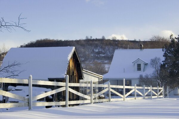 Paisaje invernal de casas de pueblo