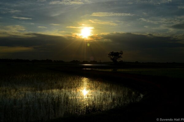 Aube sur l eau le soleil sort des nuages