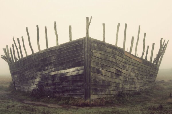 On dirait un bateau, mais c est probablement une clôture.