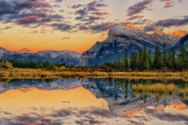 Montagnes se reflétant dans le lac nature dure