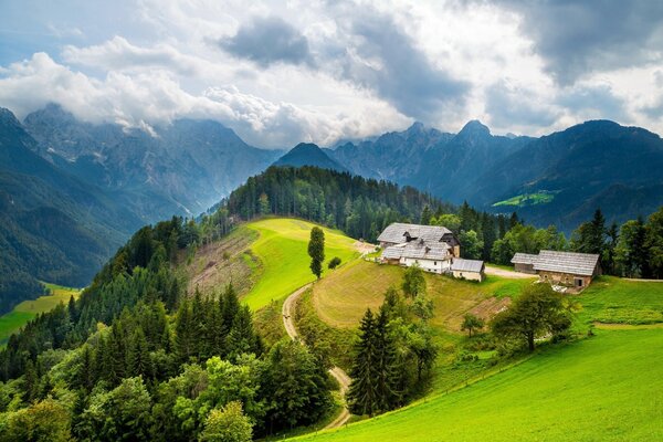 Maravilloso paisaje de montaña y casas solitarias