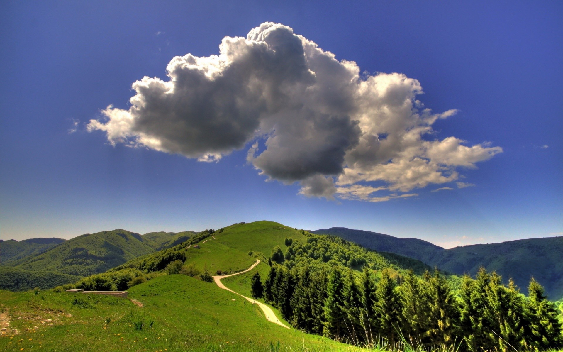 montañas paisaje montañas cielo naturaleza viajes al aire libre árbol colina madera verano luz del día buen tiempo escénico hierba valle