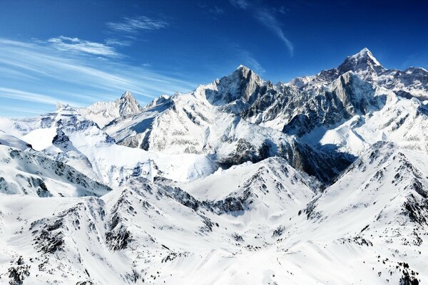 Winterlandschaft auf einem schneebedeckten Berggipfel