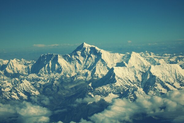 बर्फीले पहाड़। ऊंचाई से पहाड़ों का एक दृश्य