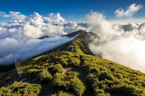 Berggipfel, mit Grün bedeckt, mit Wolken