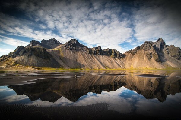 Landschaft der felsigen Berge über dem Wasser