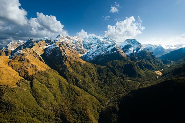 Die hohen Berge sind mit Schnee bedeckt