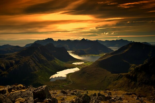 Beau coucher de soleil dans les montagnes