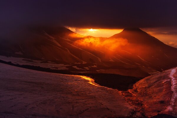 Las montañas cubren la puesta de sol vespertina