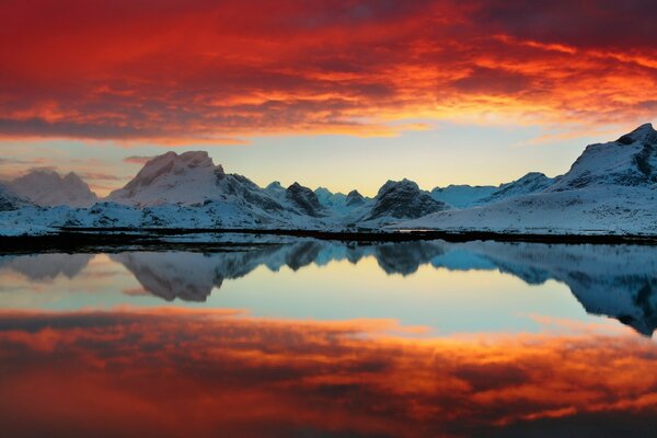 Tramonto sanguinoso su un lago di montagna