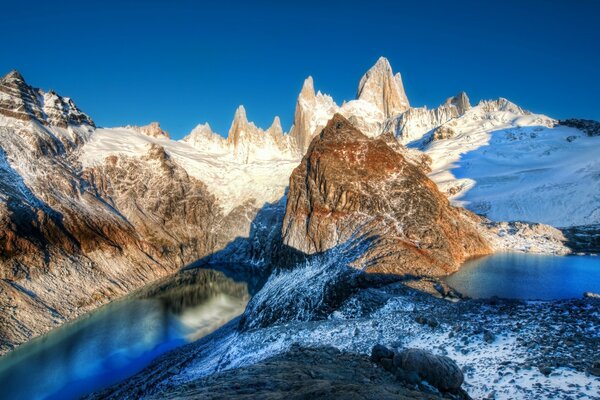 Paisaje pintoresco de montañas nevadas