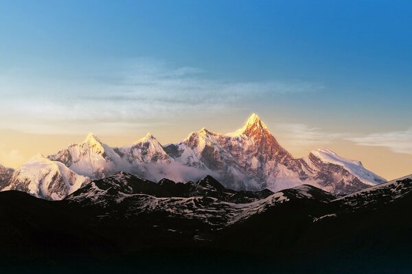 Alte montagne in piedi nella neve