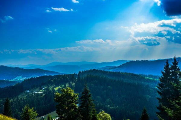 Bellissimo paesaggio aperto dalle montagne