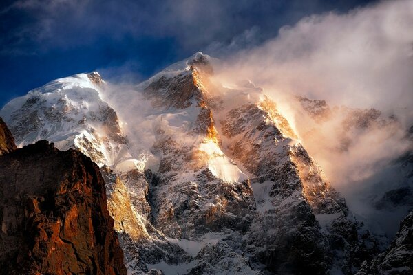 Nieve de montaña al atardecer