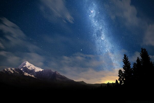 Increíblemente hermoso cielo en las montañas