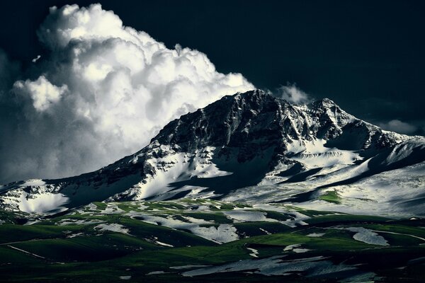 المناظر الطبيعية الخضراء والبيضاء-الثلج والجبال والغيوم