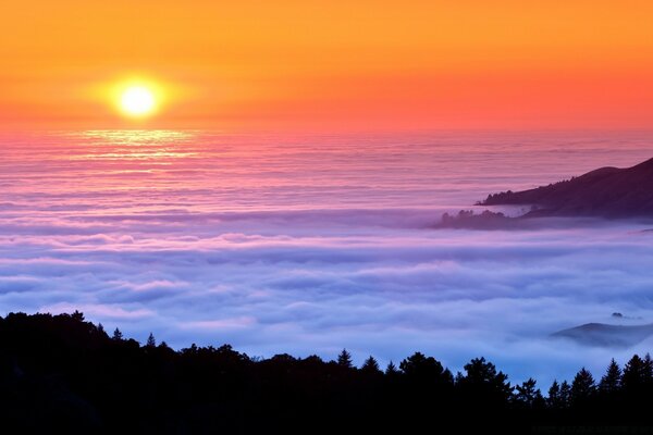 Lindo amanhecer em alto mar