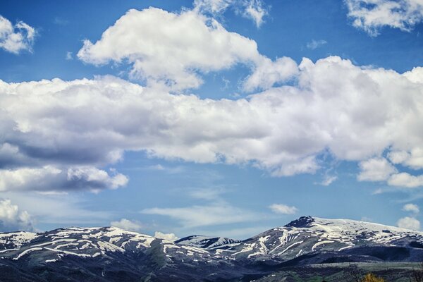 Montañas nevadas altas