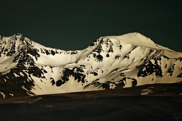 Montañas de Islandia cubiertas de nieve