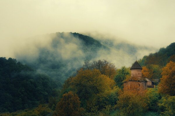 Niebla sobre montañas antiguas en otoño