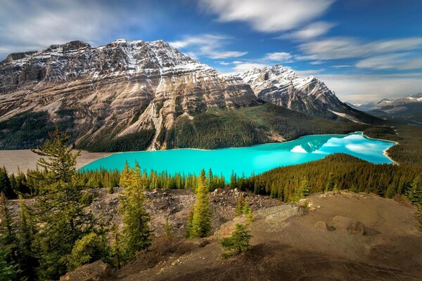 Laguna blu tra le alte montagne