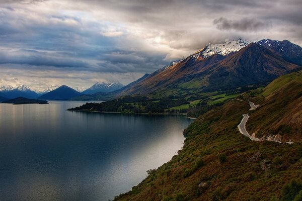 Una noche tranquila en un hermoso lago