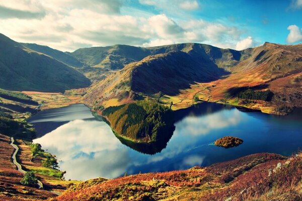 Paisaje inspirador del lago de montaña