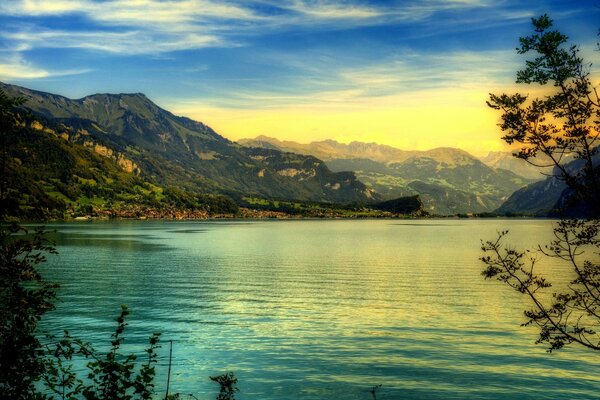 Paisaje tranquilo de un río de montaña