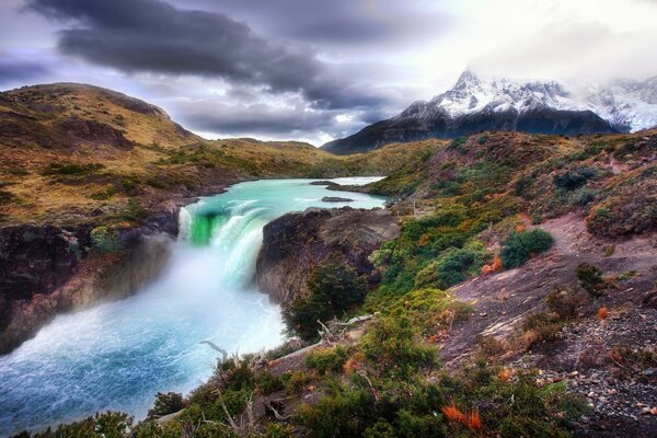 Una pequeña cascada en las latitudes del Norte