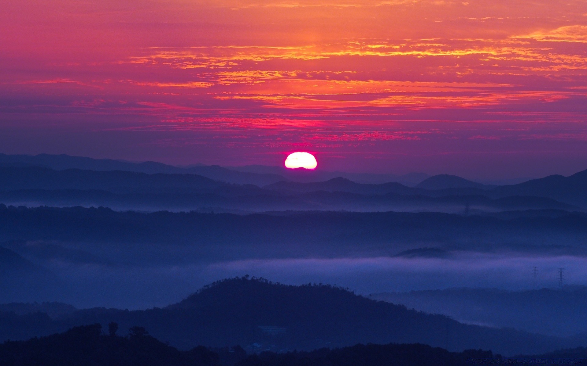 montagnes coucher de soleil aube crépuscule soir ciel soleil nature paysage beau temps montagnes à l extérieur été voyage scénique brouillard lumière lumineux