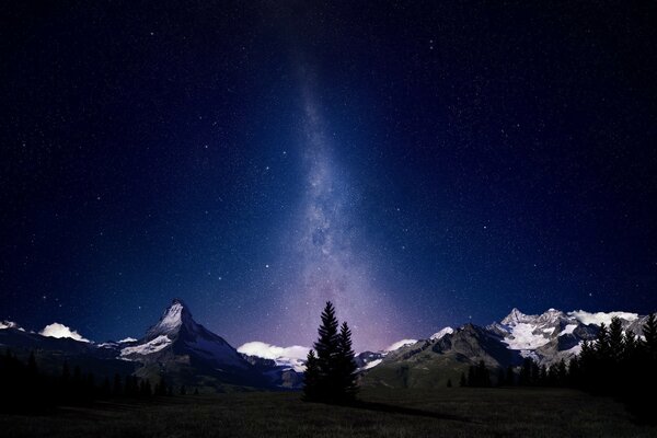 Le clair de lune se déverse sur les montagnes enneigées