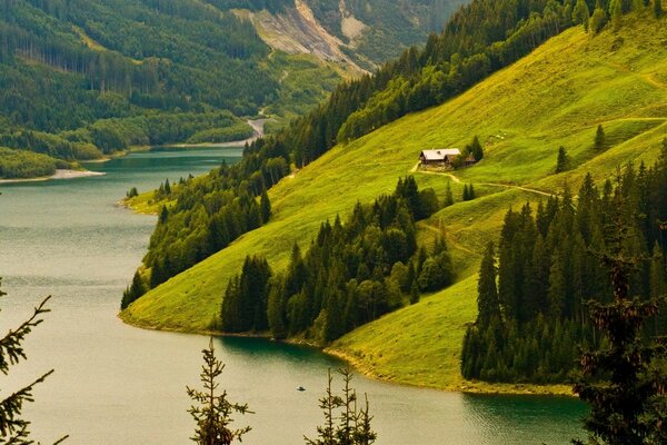 Casa en la montaña junto al río