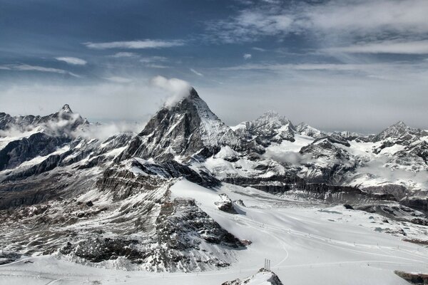 Haut dans les montagnes, il y a de la neige