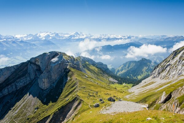 Je suis un invité dans les montagnes, au sommet d un