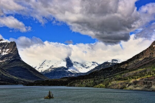 Los sueños son como nubes , agitan nuestro corazón, reflejándose como en un lago