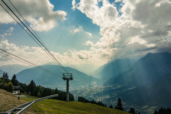 Lumière du soleil à travers les nuages dans les montagnes