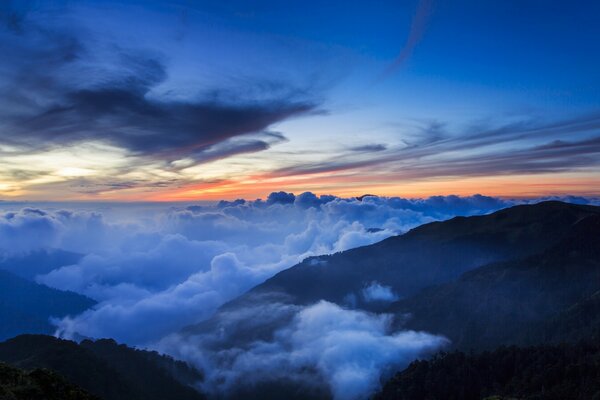 Vista aérea da águia da montanha