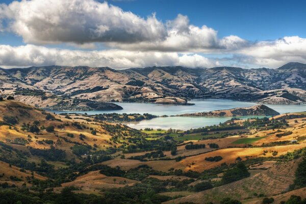 Viagens a águas abertas. Nuvens flutuantes