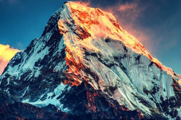 Un vulcano dormiente al Tramonto della giornata