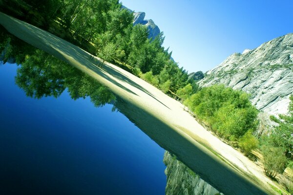 Per il cielo ci sono specchi in vista di laghi limpidi