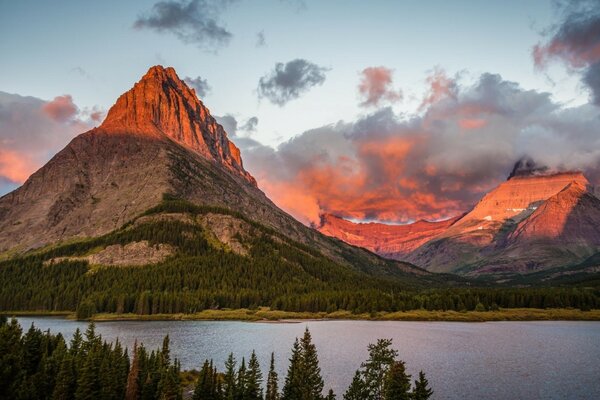 Paesaggio pittoresco. Montagne autunnali e lago con foresta