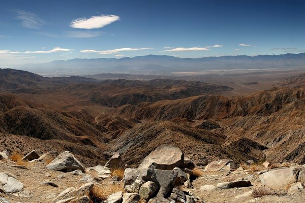 Nature. Ciel bleu et montagnes sombres