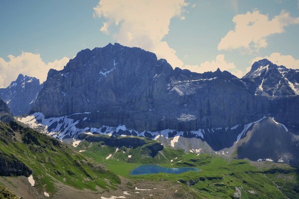 Hohe Berge, auf denen Schnee liegt