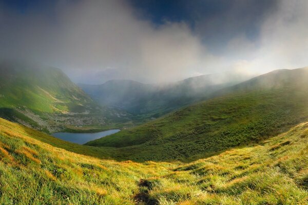 Morgenberge im leichten Nebel