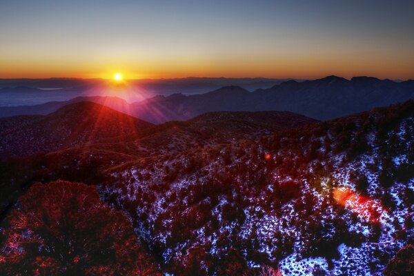 Amanecer brillante en el valle de la montaña