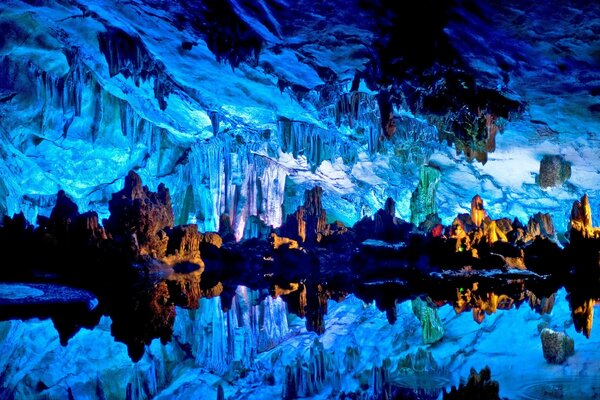 Foto eines Reisenden: Stalaktiten in einer Höhle