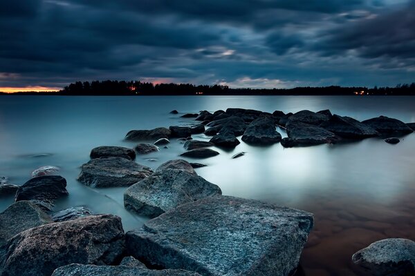 Étrange coucher de soleil sur le lac