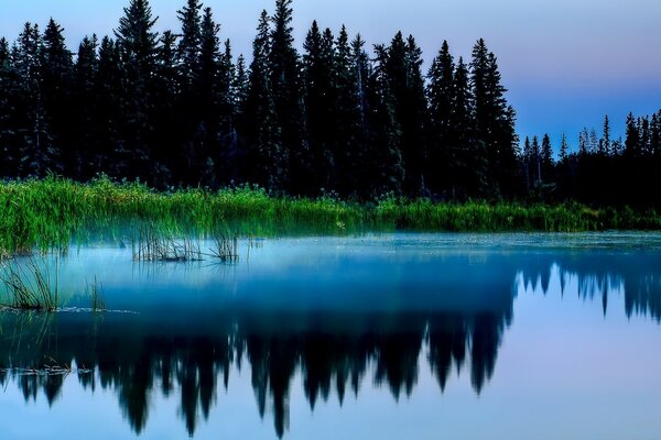 Lac sombre au coucher du soleil